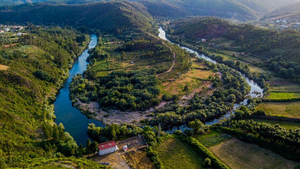 Curva do Rio Zêzere em Porco das Vacas / Janeiro de Cima
