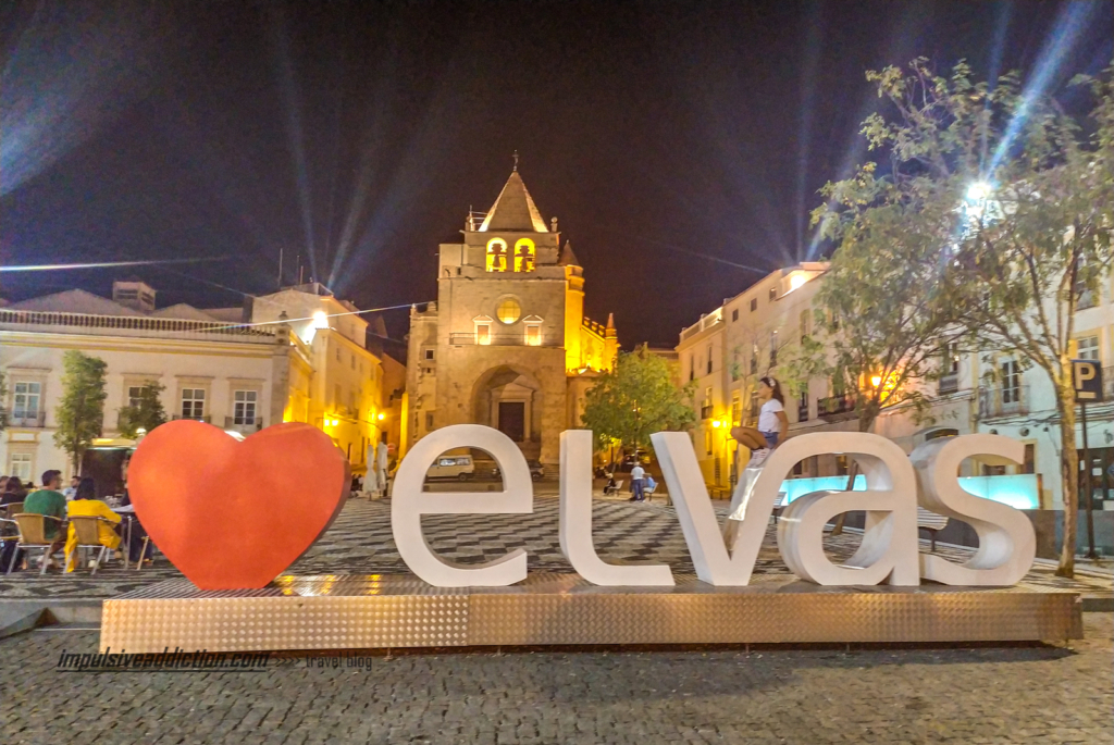 Letras "Elvas" na Praça da Republica em Elvas, à noite