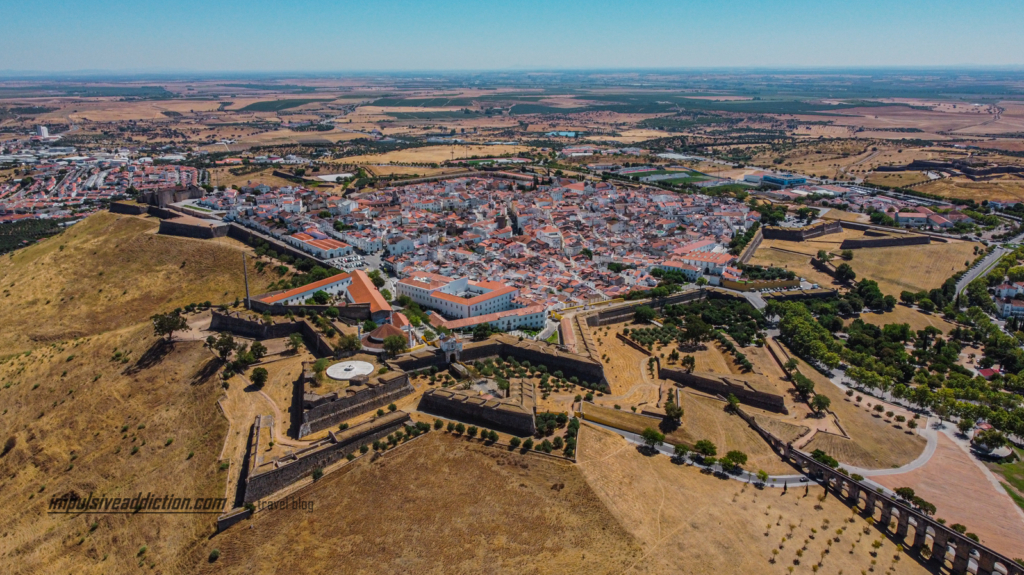 Fortaleza de Elvas, com Porta da Esquina  e baluartes visíveis