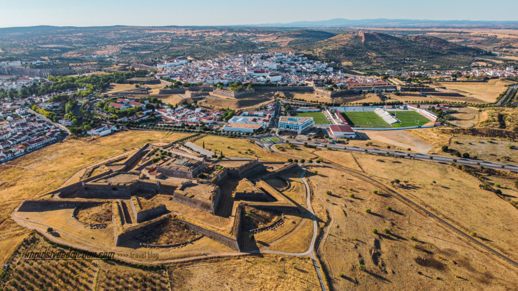 Visitar Elvas e Badajoz: Forte de Santa Luzia, depois a Fortaleza de Elvas, e ao fundo, no topo do monte, o Forte da Graça