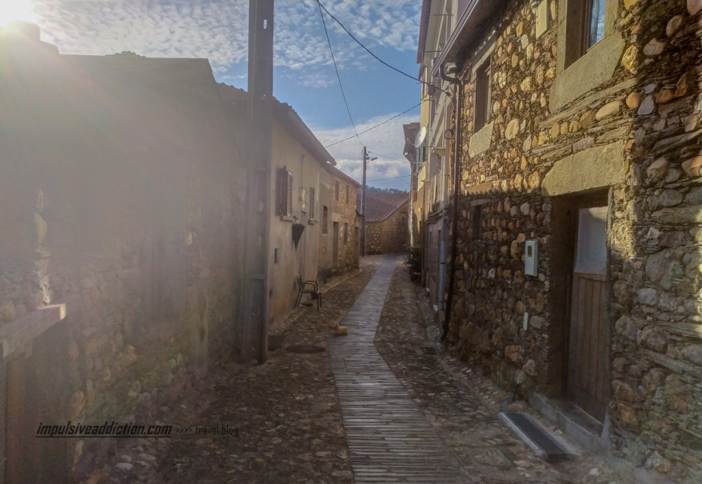 Ruelas da Aldeia de Xisto de Janeiro de Cima