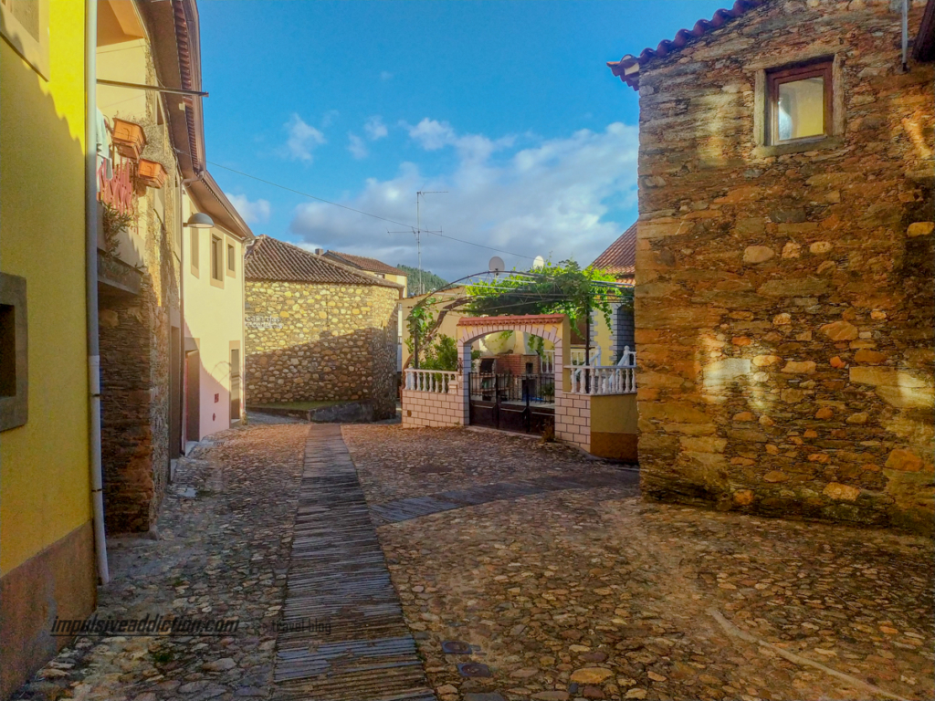 Ruelas da Aldeia de Xisto de Janeiro de Cima