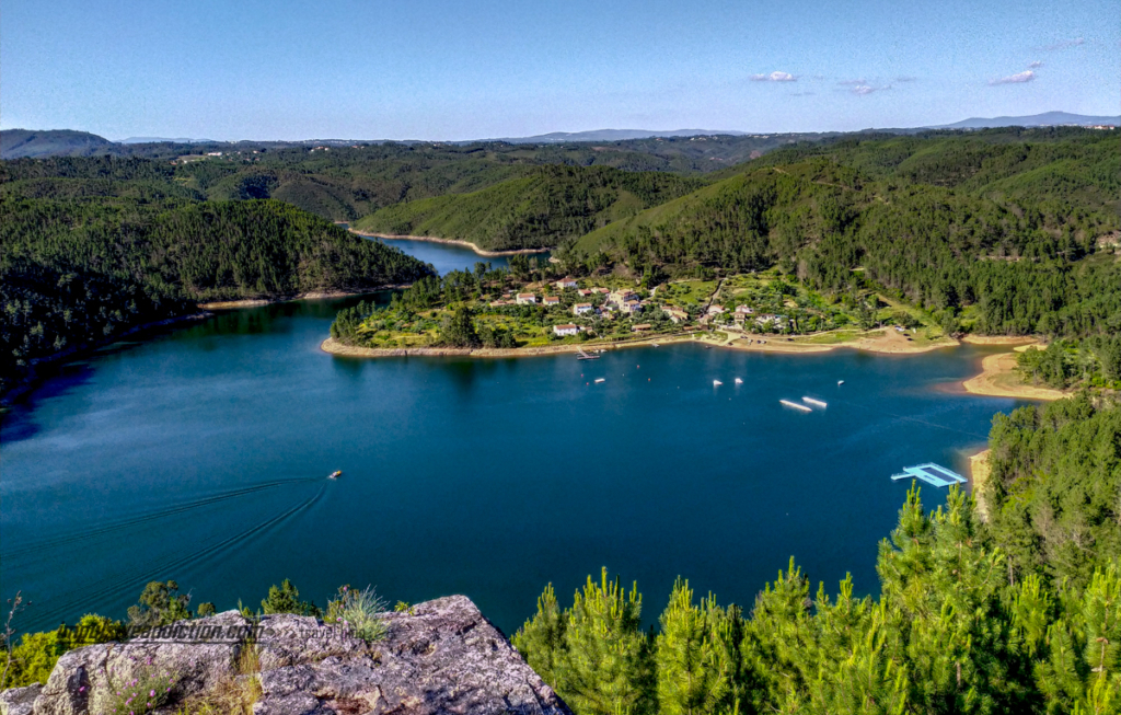 Miradouro de Fernandaires, com praia fluvial ao fundo