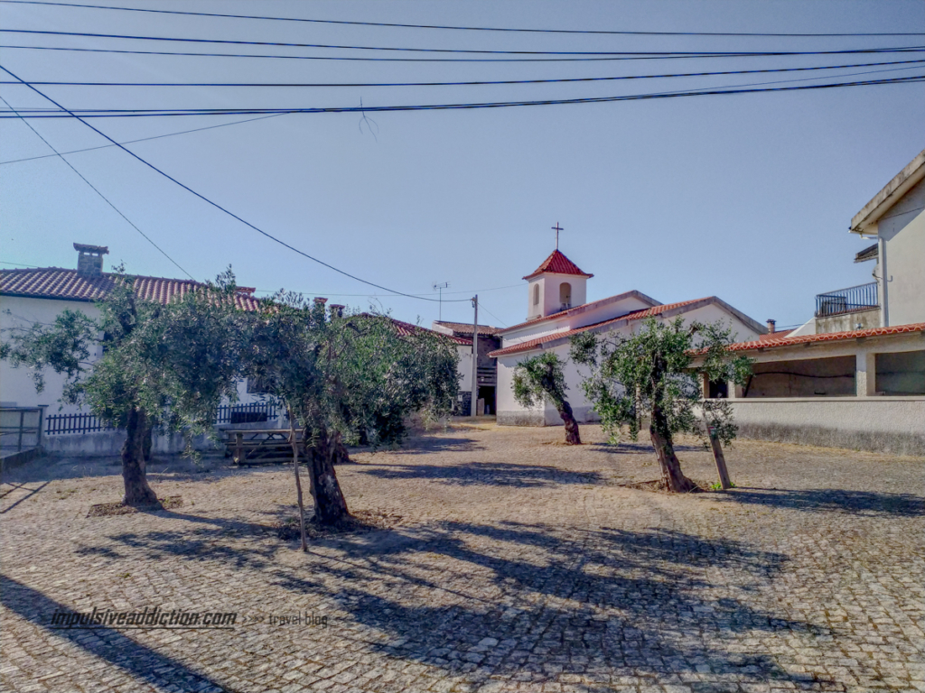 Largo junto à Igreja da aldeia de xisto de Mosteiro