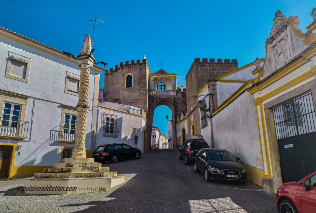 Largo de Santa Clara com o Pelourinho de Elvas e o Arco
