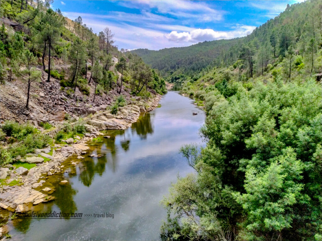 Vista a partir da Ponte sobre o Rio Zêzere junto ao Cabeço do Pião