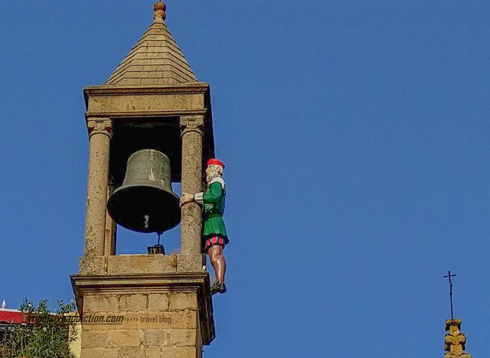 Avô Mayorga, na torre do Palácio Municipal da Plaza Mayor ao visitar Plasencia