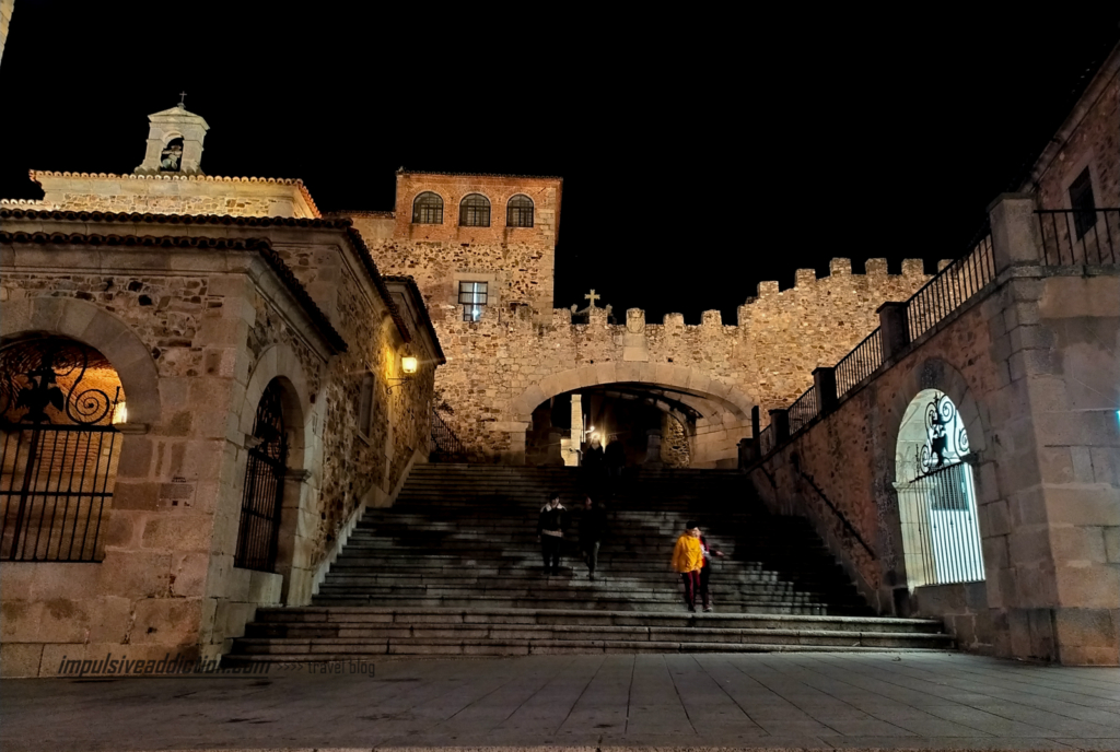 Visitar Cáceres à noite