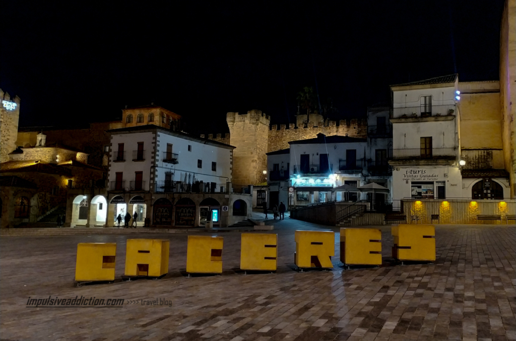 Visitar Cáceres à noite