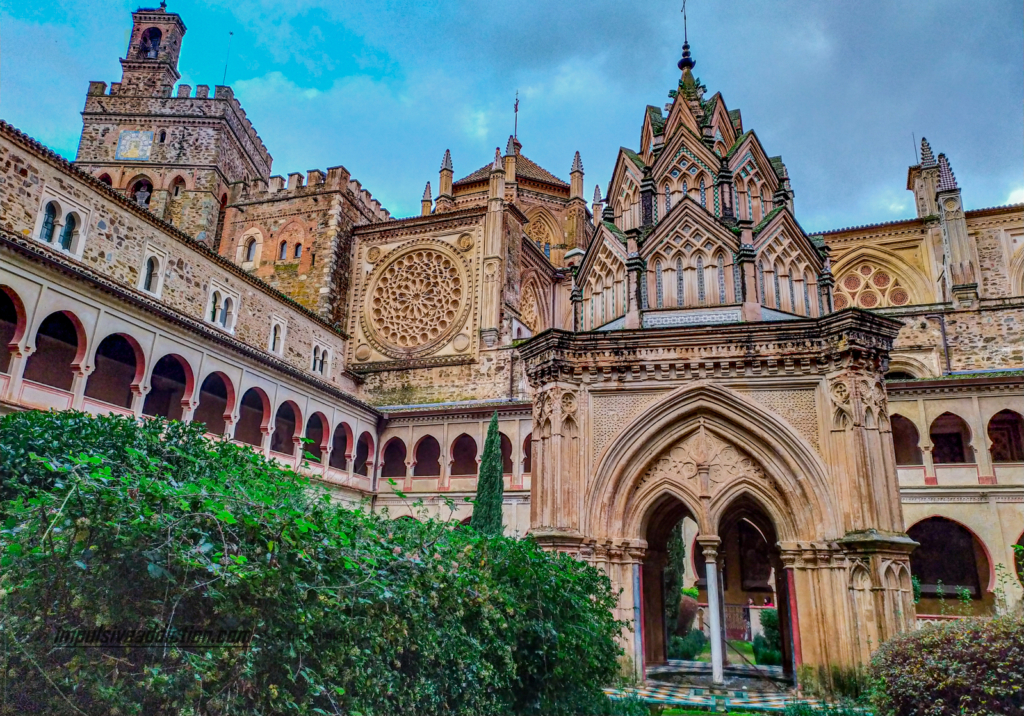 Claustro e Templete do Real Monasterio de Santa Maria ao visitar Guadalupe