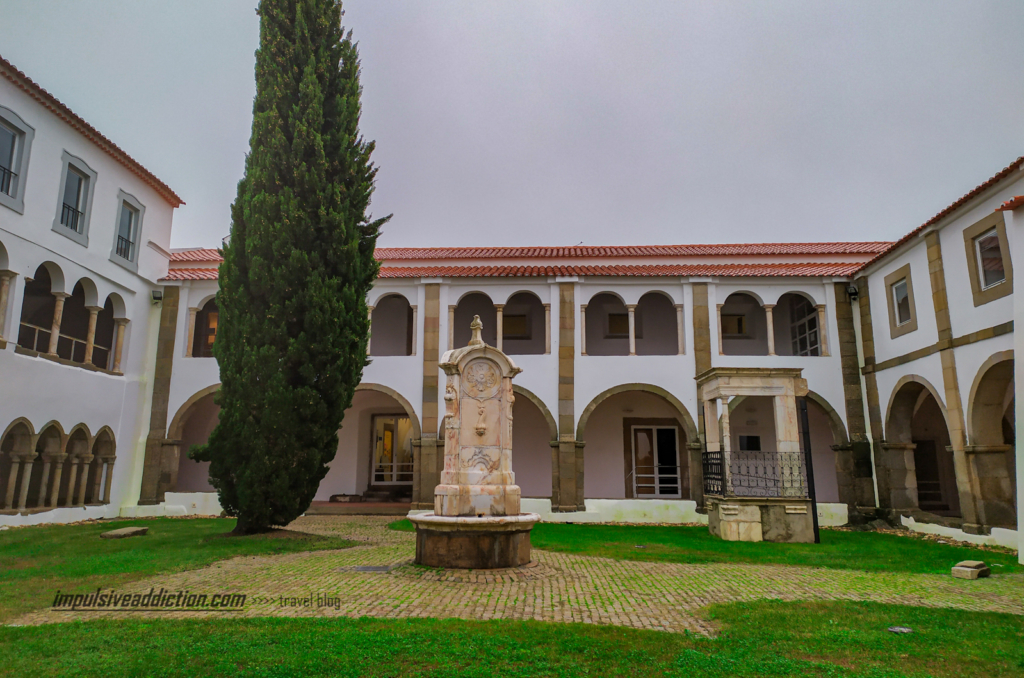 Claustro do Convento de Santa Clara e respetiva fonte ao visitar Portalegre