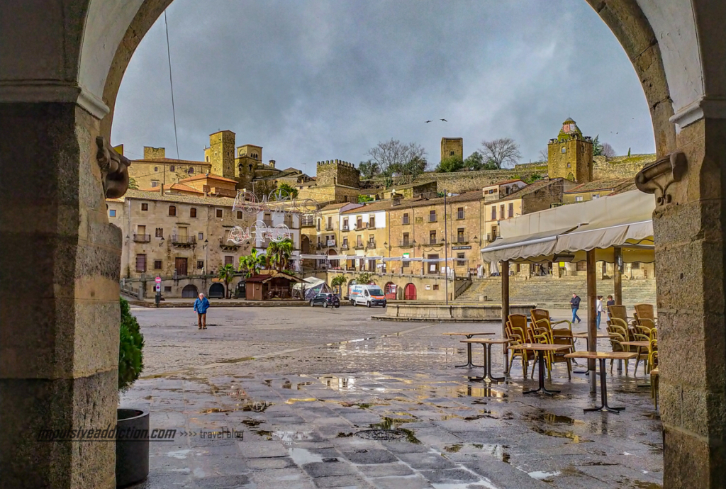 A bonita plaza mayor ao visitar Trujillo num dia de chuva