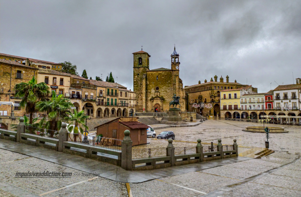 A bonita plaza mayor ao visitar Trujillo num dia de chuva