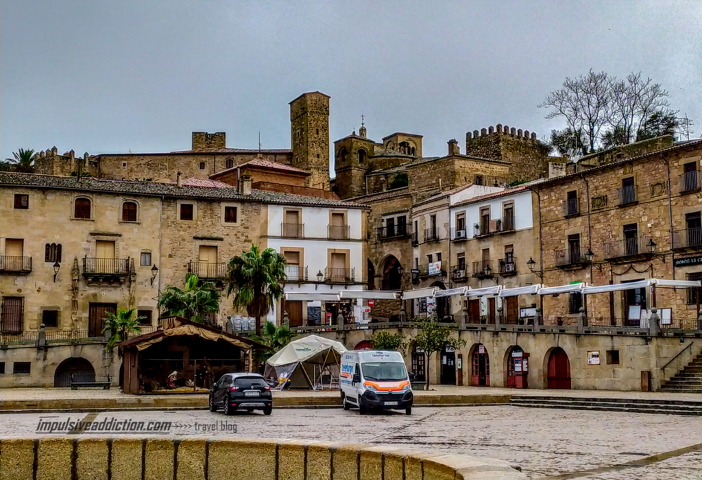 A bonita plaza mayor ao visitar Trujillo num dia de chuva