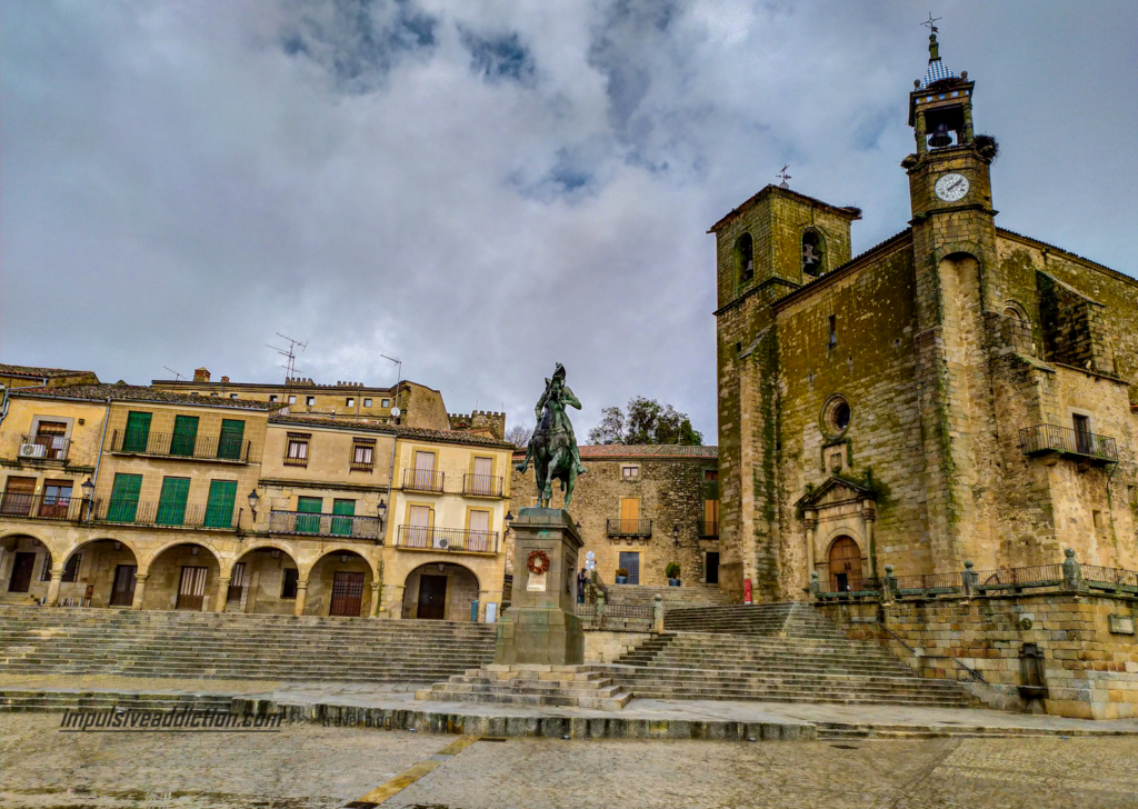 A bonita plaza mayor ao visitar Trujillo num dia de chuva
