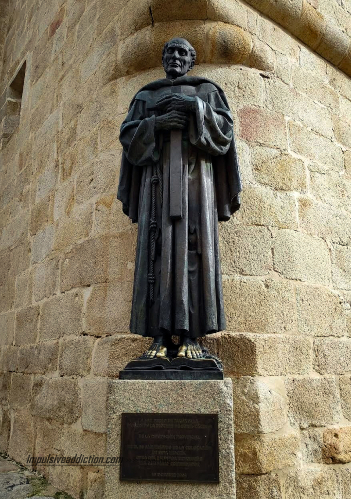 Escultura de São Pedro de Alcântara na Praça de Santa Maria