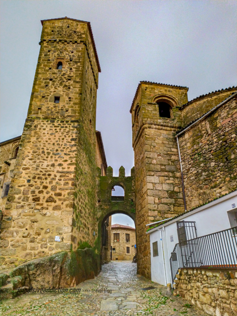 Porta de Santiago ao visitar Trujillo