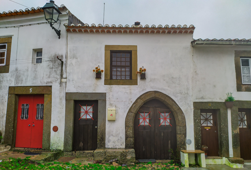 Exemplo de uma porta ogival de Castelo de Vide