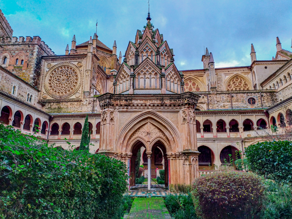 Claustro e Templete do Real Monasterio de Santa Maria ao visitar Guadalupe