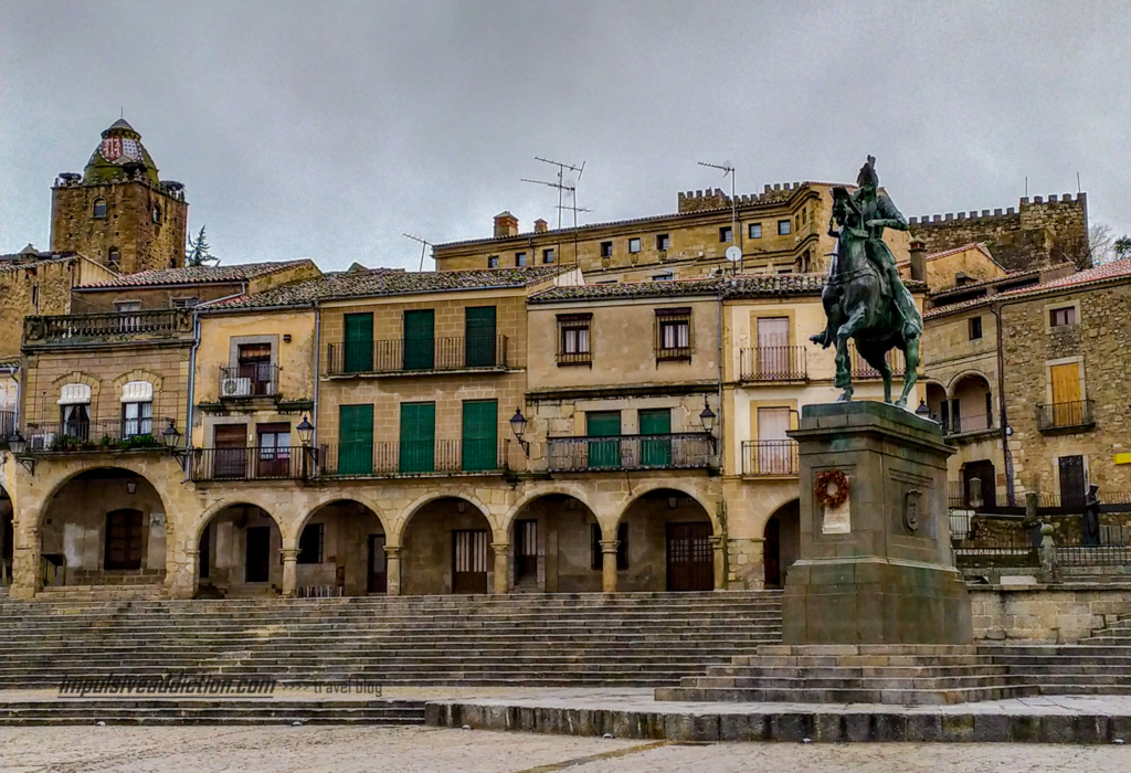 A bonita plaza mayor ao visitar Trujillo num dia de chuva
