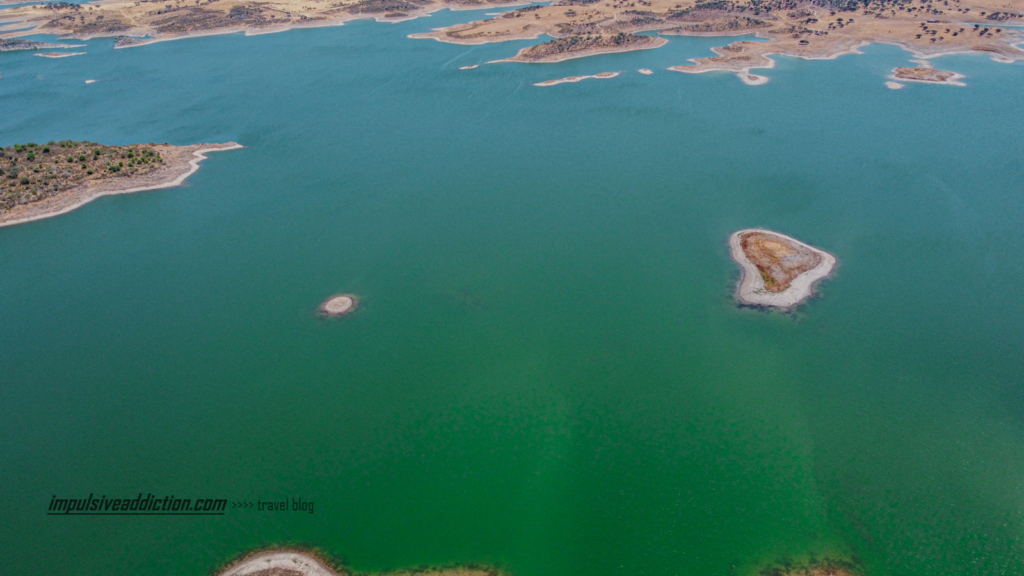 Imagem aérea do Grande Lago do Alqueva ao visitar Reguengos de Monsaraz