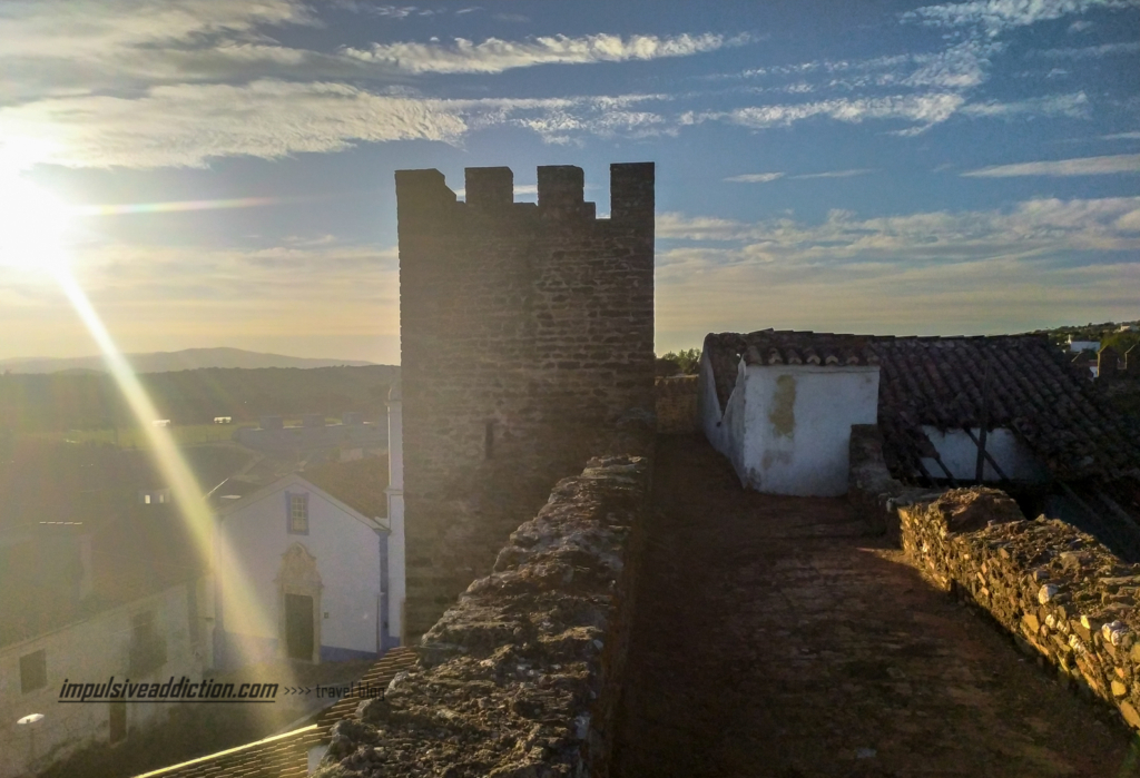 Muralhas do Castelo do Alandroal, com Igreja da Misericórdia em baixo