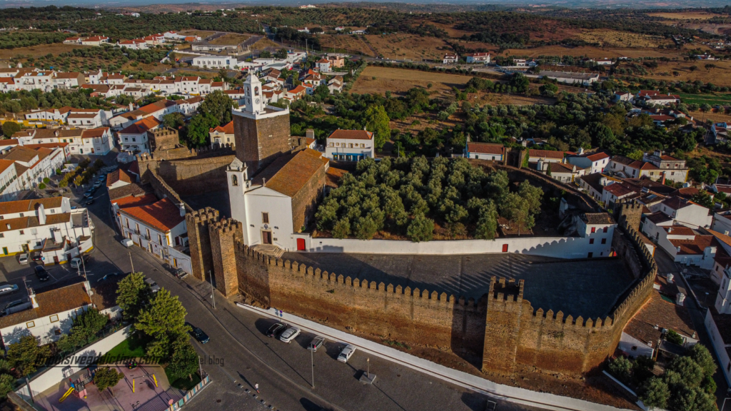 Castelo do Alandroal com destaque para a Igreja de Nossa Senhora da Conceição ao centro