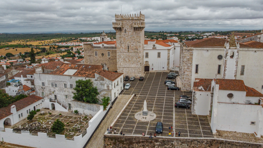 Castelo de Estremoz, Torre de Menagem e Largo Dom Dinis