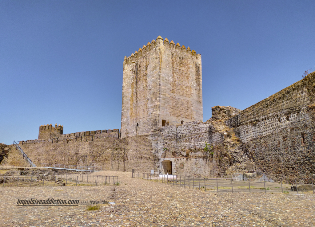 Castelo de Moura e Torre de Menagem