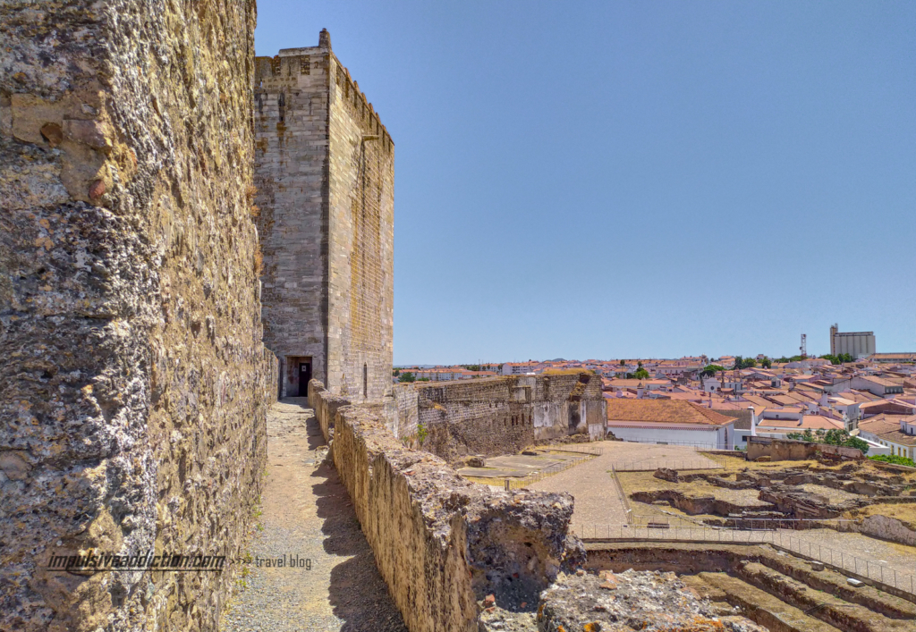 Castelo de Moura e ruínas