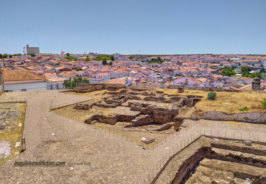 Castelo de Moura e ruínas