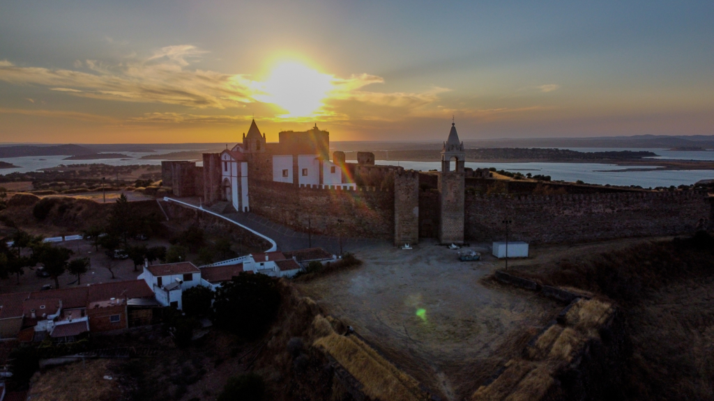 Castelo de Mourão e paisagem do Alqueva