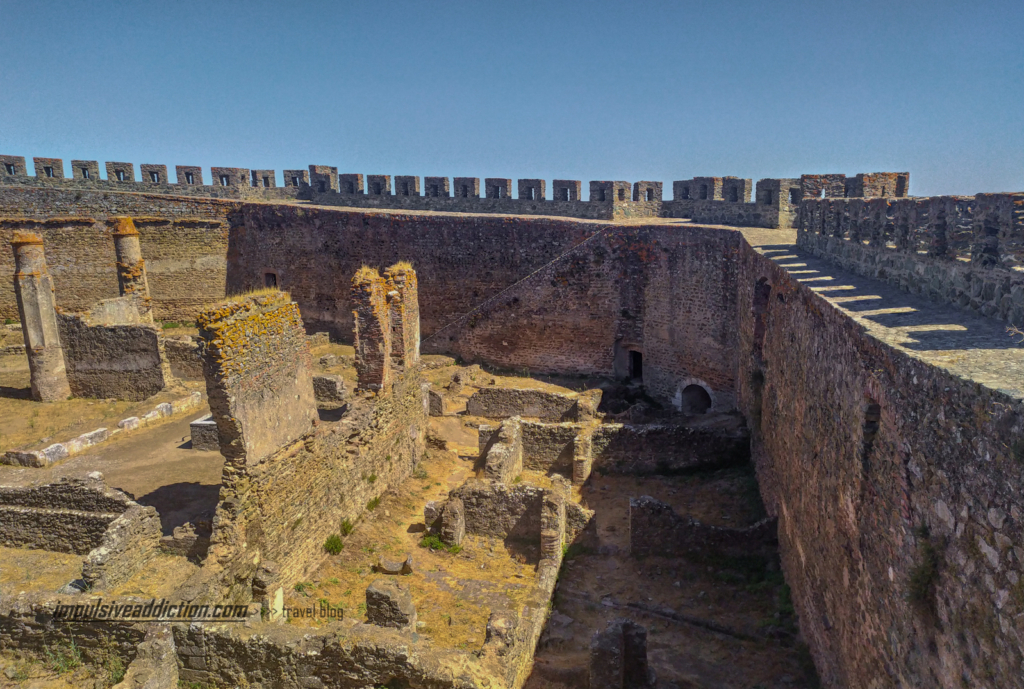 Ruínas no interior do Castelo, ao visitar Portel