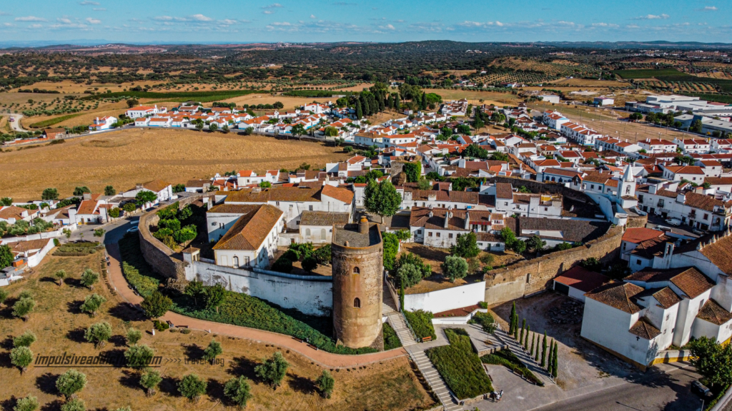 Castelo do Redondo, com Torre de Menagem em destaque