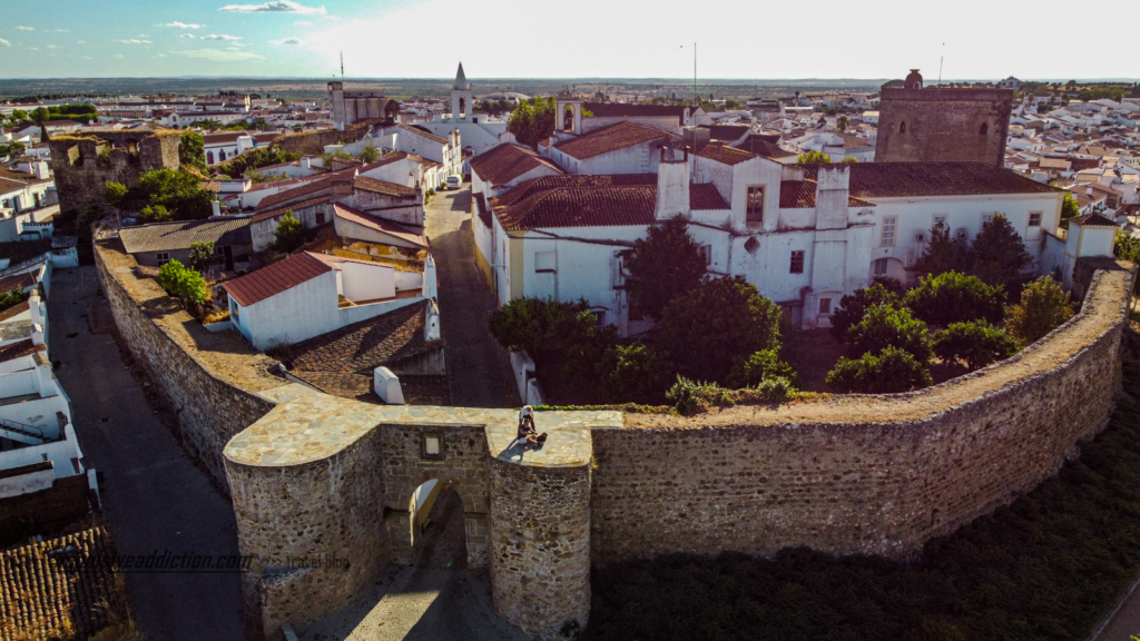 Eu e o senhor que me acompanhou durante toda a minha visita ao Castelo de Redondo