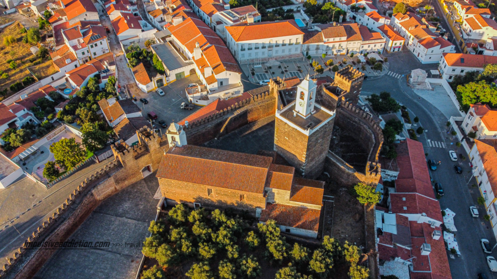 Castelo do Alandroal, com destaque para a Igreja de Nossa Senhora da Conceição