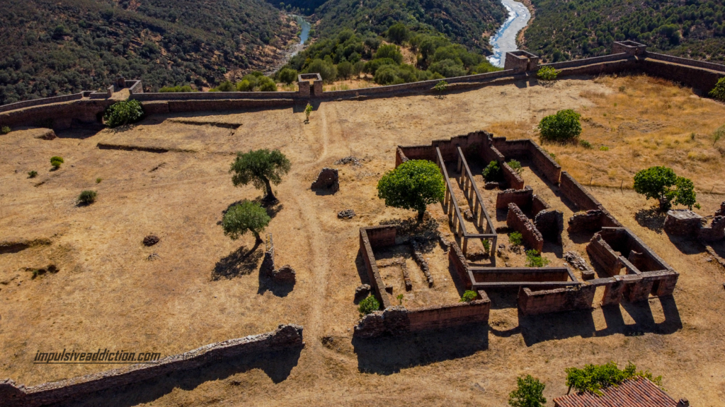 Ruinas da Casa do Governador no Castelo de Noudar