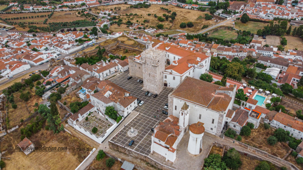 Imagem aérea do Largo Dom Dinis, em Estremoz