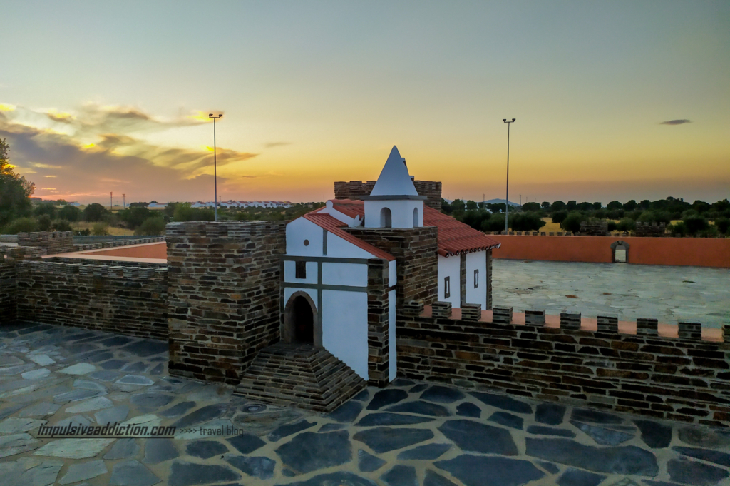 Miniatura do Castelo de Mourão e Igreja de Nossa Senhora das Candeias, numa das rotundas da vila
