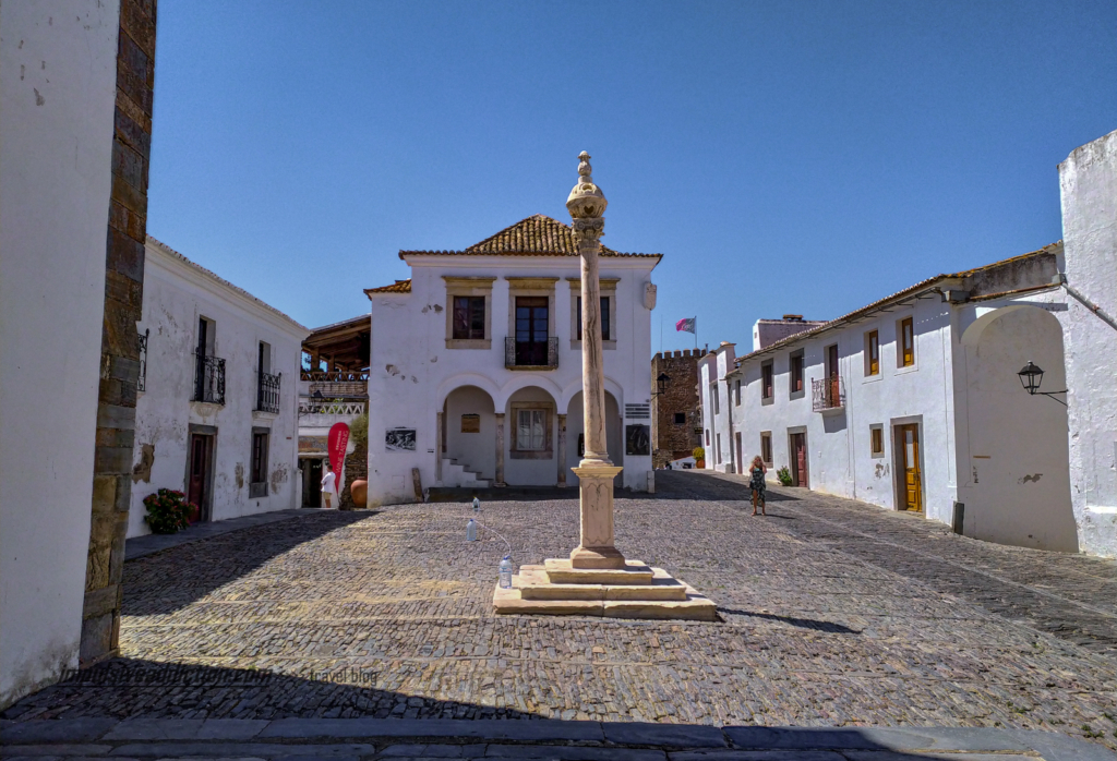 O Pelourinho e a Casa Monsaraz na retaguarda