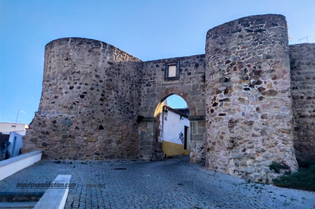 Porta da Ravessa no Castelo de Redondo