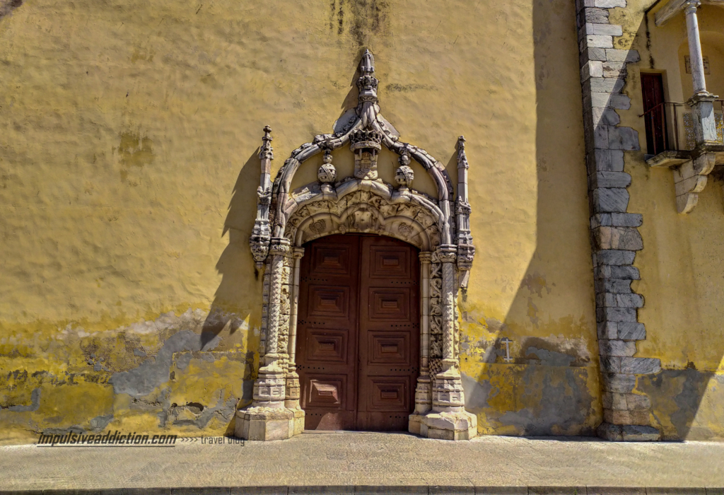 Pórtico da Igreja de São João Baptista em Moura