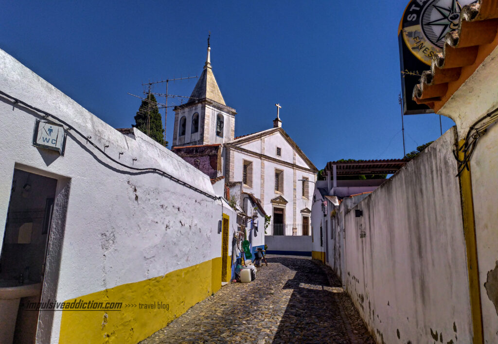 Rua de Estremoz com Igreja de Nossa Senhora da Conceição ao fundo