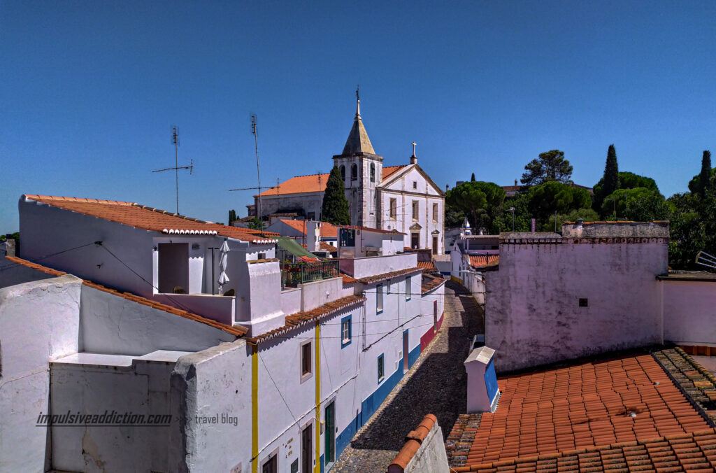Rua de Estremoz com Igreja de Nossa Senhora da Conceição ao fundo