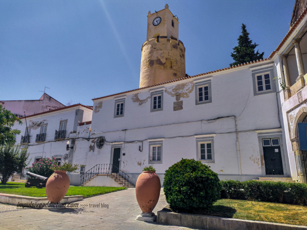 Torre do Relógio vista da praça principal de Moura
