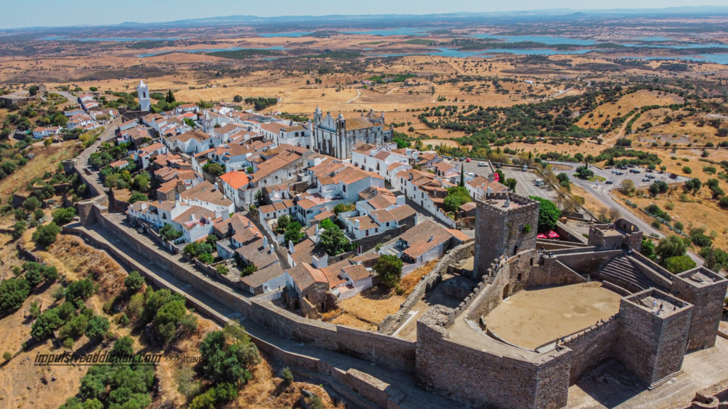 Visitar Monsaraz, a aldeia monumento, com Alqueva ao fundo