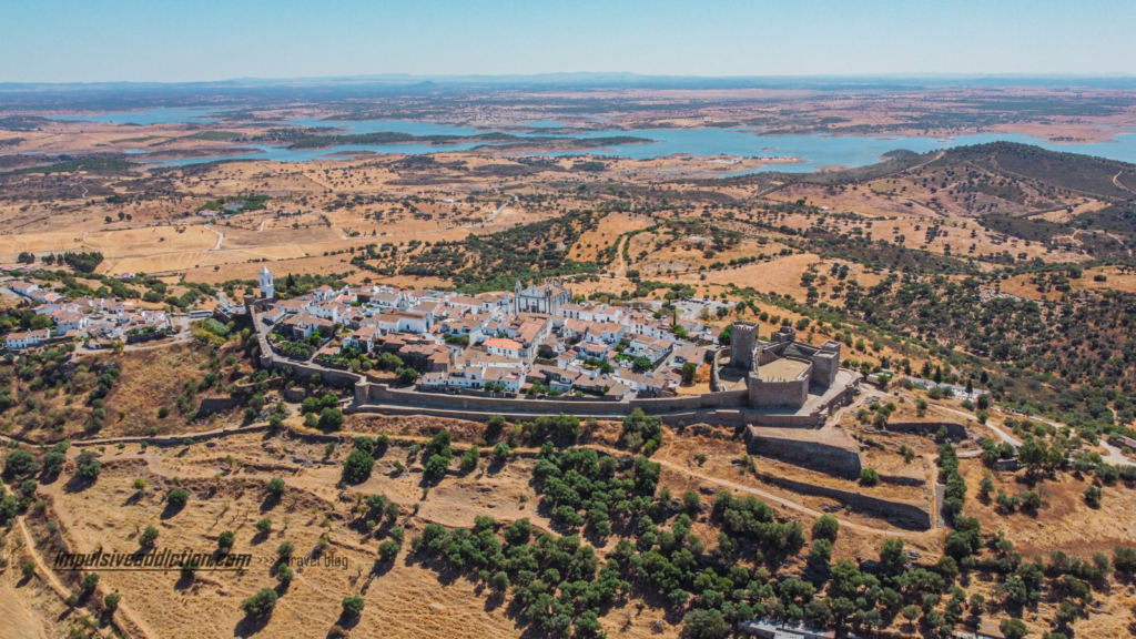 Visitar Monsaraz, a aldeia monumento, com Alqueva ao fundo