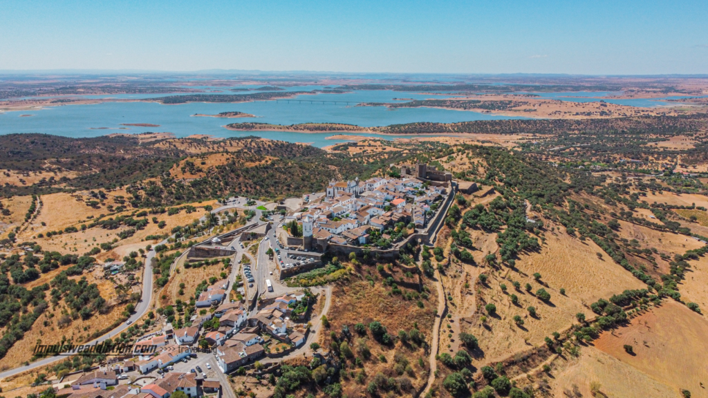Visitar Monsaraz, a aldeia monumento, com Alqueva ao fundo