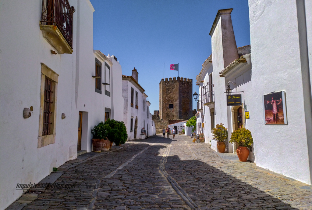 Castelo de Monsaraz ao fundo, visto de uma das ruelas da aldeia