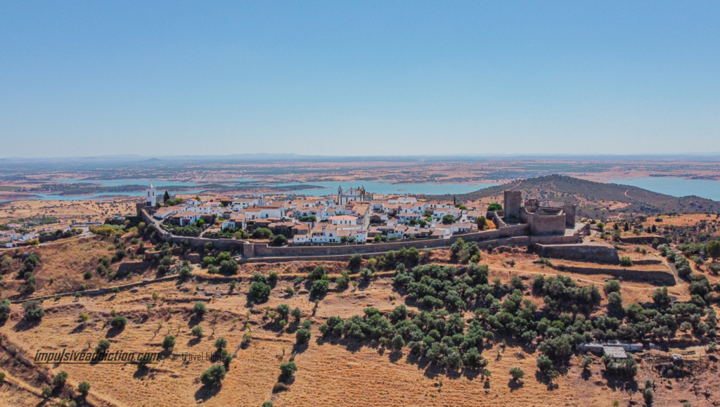 Visitar Monsaraz, a aldeia monumento, com Alqueva ao fundo